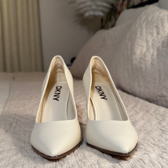 DKNY Peggy Pump in the color Bone - Picture 8 of 8